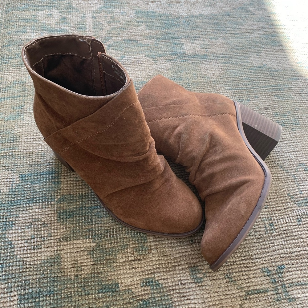 Mid height boots